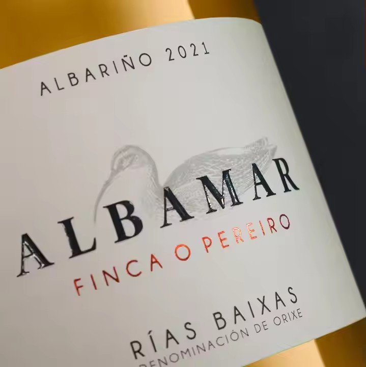 How to make the sticker adhere to the wine bottle：Bottle Surface Pre-Treatment: Establishing the Foundation for Adhesion.